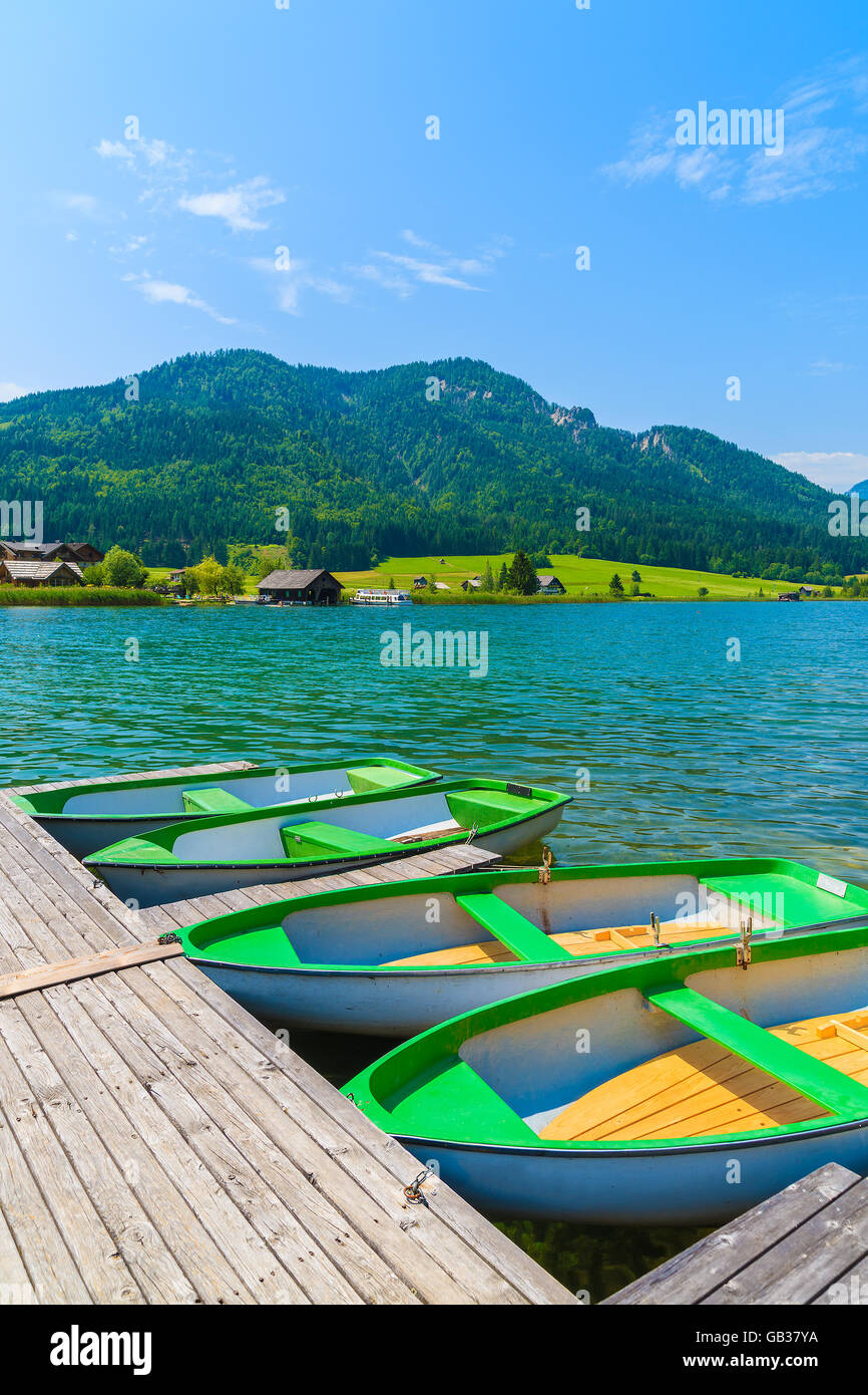 Los barcos turísticos en la costa del lago Weissensee en verano paisaje de montañas de los Alpes, Austria Foto de stock