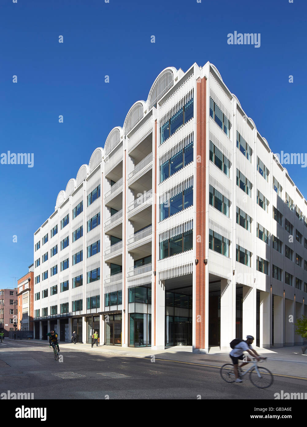 Elevación de la esquina renovado bloque de oficinas. Fitzroy Place, Londres, Reino Unido. Arquitecto: Lifschutz Davidson Sandilands, 2015. Foto de stock