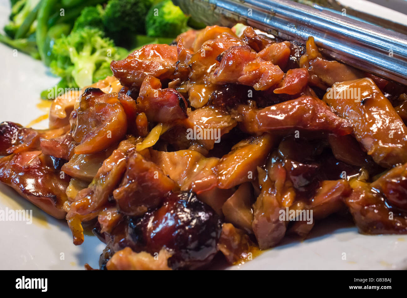 Autoservicio de buffet de comida china pollo teriyaki con brócoli  Fotografía de stock - Alamy