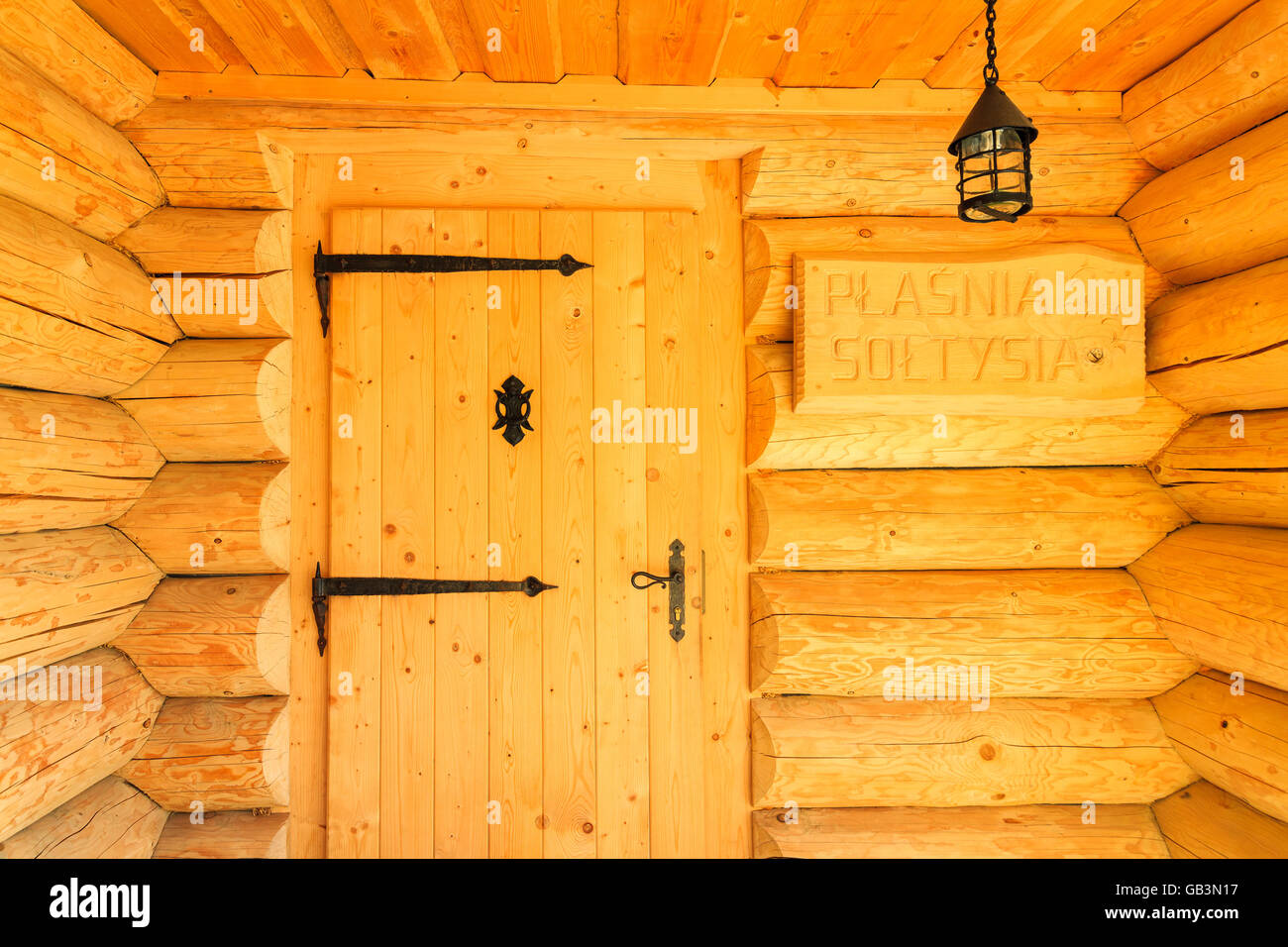 ZAKOPANE, POLONIA - jun 6, 2015: puerta a la montaña casa construida de madera de troncos, estilo típico de la arquitectura en las Montañas Tatra regi Foto de stock