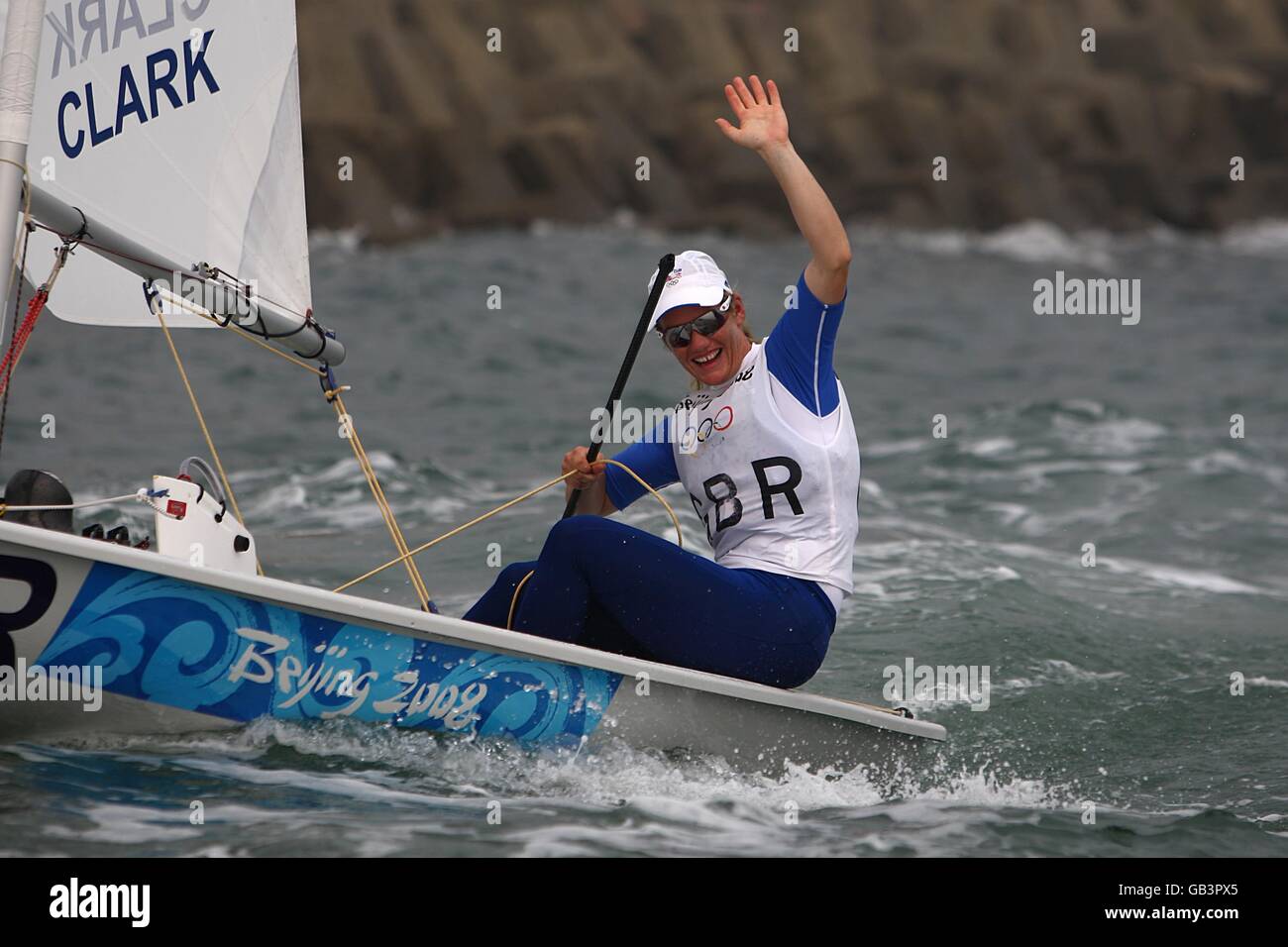 El marinero radial láser de Gran Bretaña Penny Clarke durante la final ronda de su regata Foto de stock