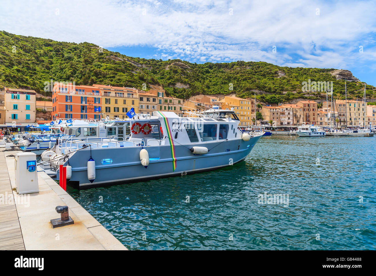 Puerto de Bonifacio, Córcega - jun 23, 2015: los barcos turísticos anclar en el puerto de Bonifacio con coloridas casas en segundo plano. Bon Foto de stock
