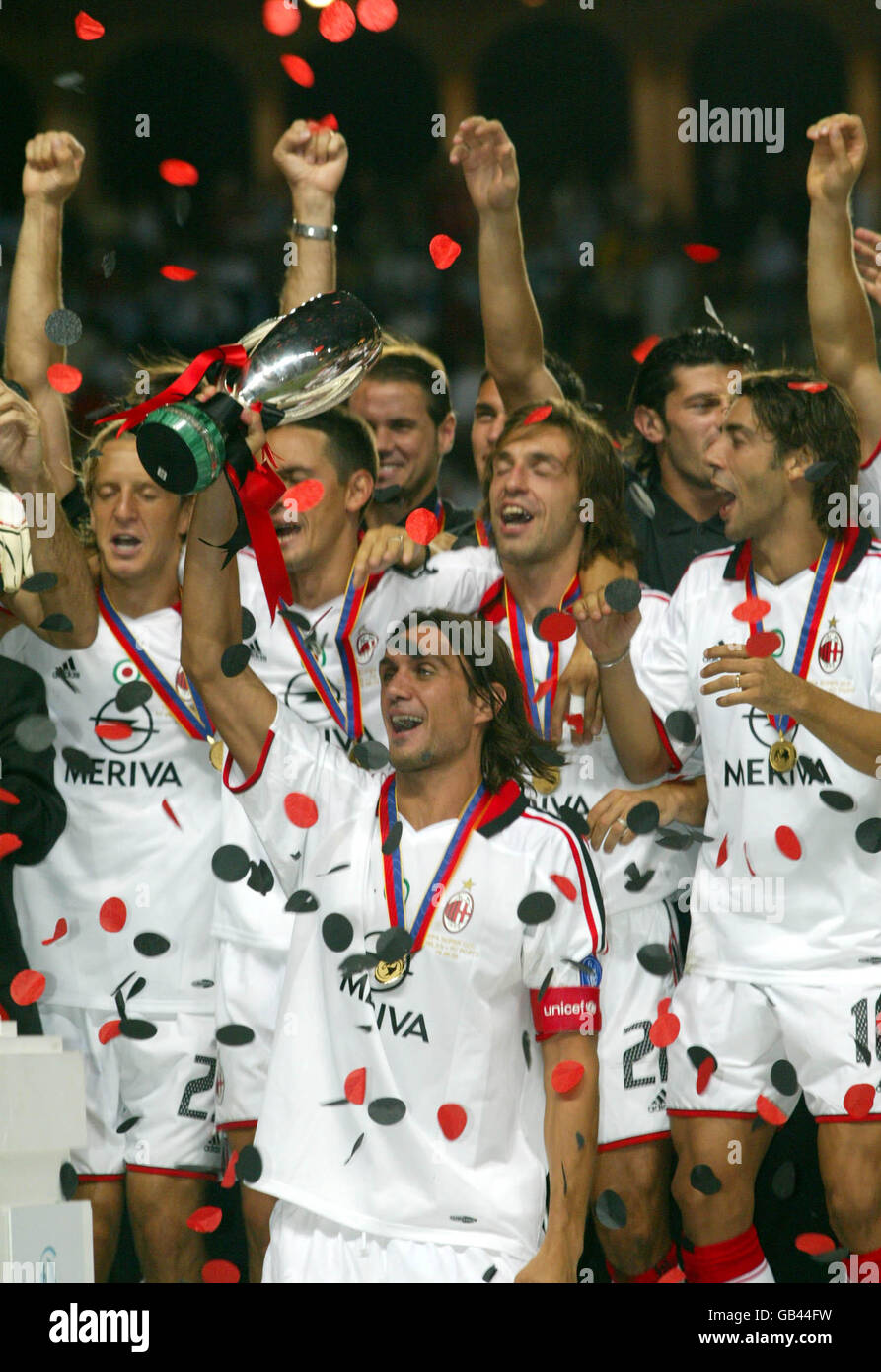 El capitán Paolo Maldini del AC Milan levanta el trofeo de la Super Copa  Después de derrotar a Porto Fotografía de stock - Alamy