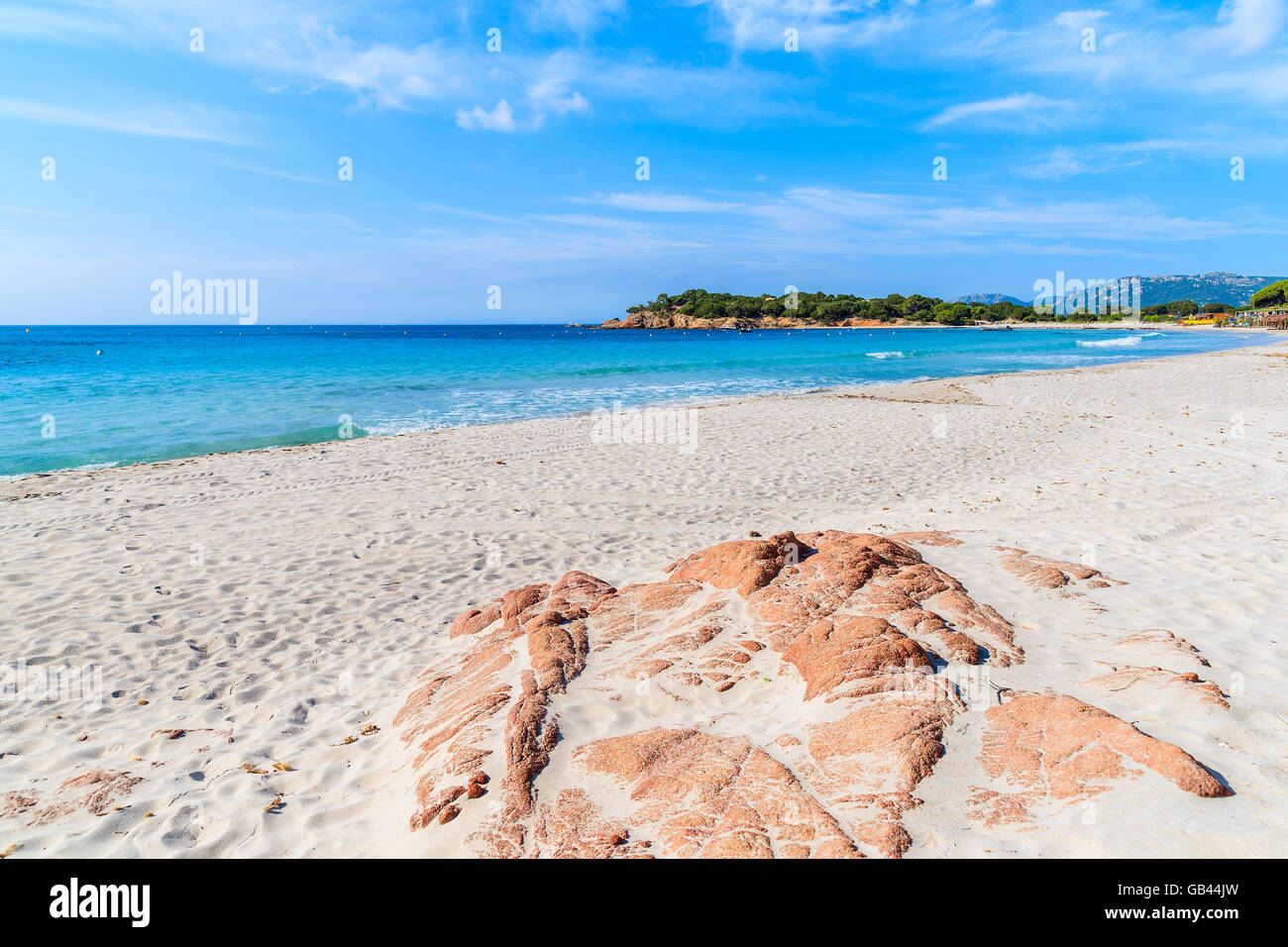 Una vista de la playa de arena blanca Palombagia, Córcega, Francia Foto de stock