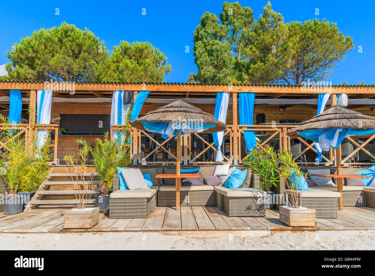 Bar, con sofás de lujo en la playa de arena de playa de Palombaggia, Córcega, Francia Foto de stock