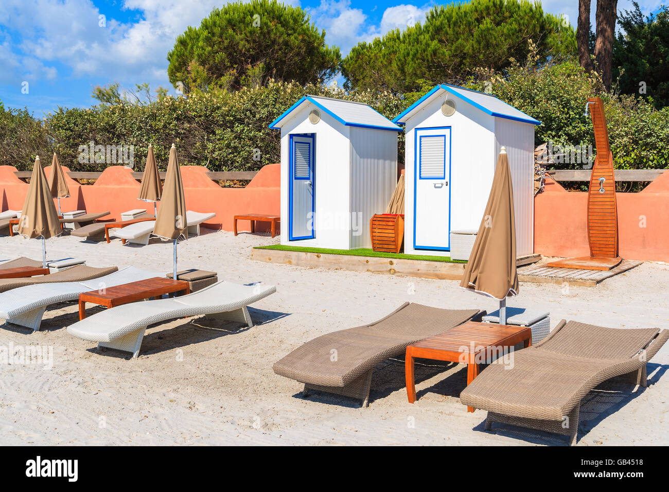 Tumbonas y cabinas de cambio sobre la hermosa arena blanca playa de Palombaggia, Córcega, Francia Foto de stock