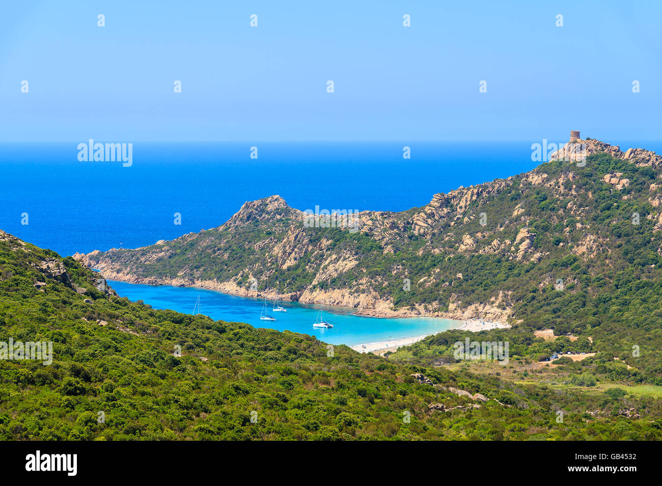 Una vista de la hermosa bahía en la costa de la isla de Córcega, Francia Foto de stock