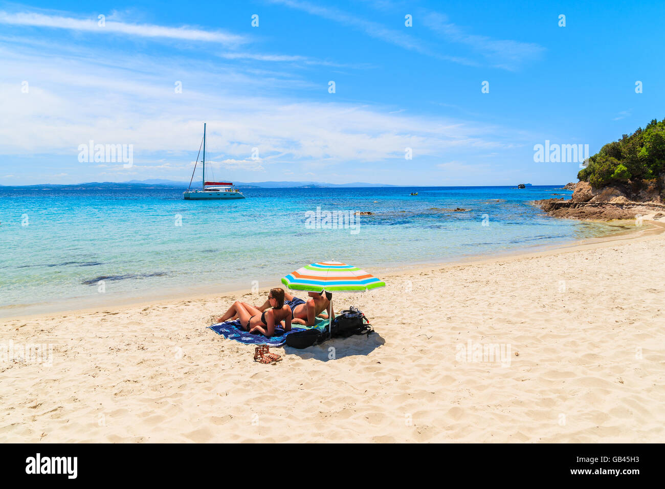 Par de personas no identificadas tomando sol en playa Grande, Playa de Sperone, Córcega, Francia Foto de stock