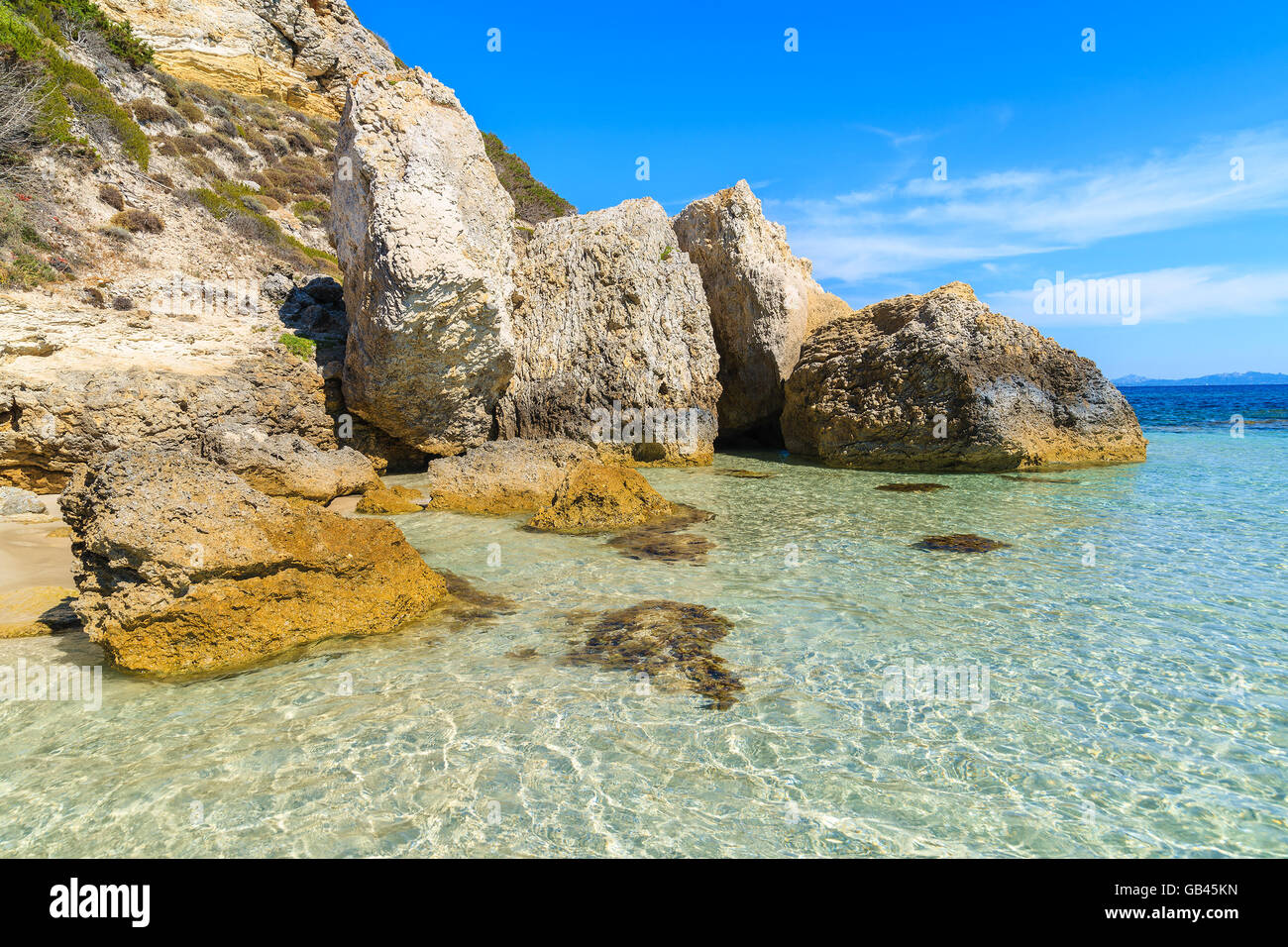 Rocas en el agua cristalina del mar en la hermosa playa Grande Sperone, Córcega, Francia Foto de stock