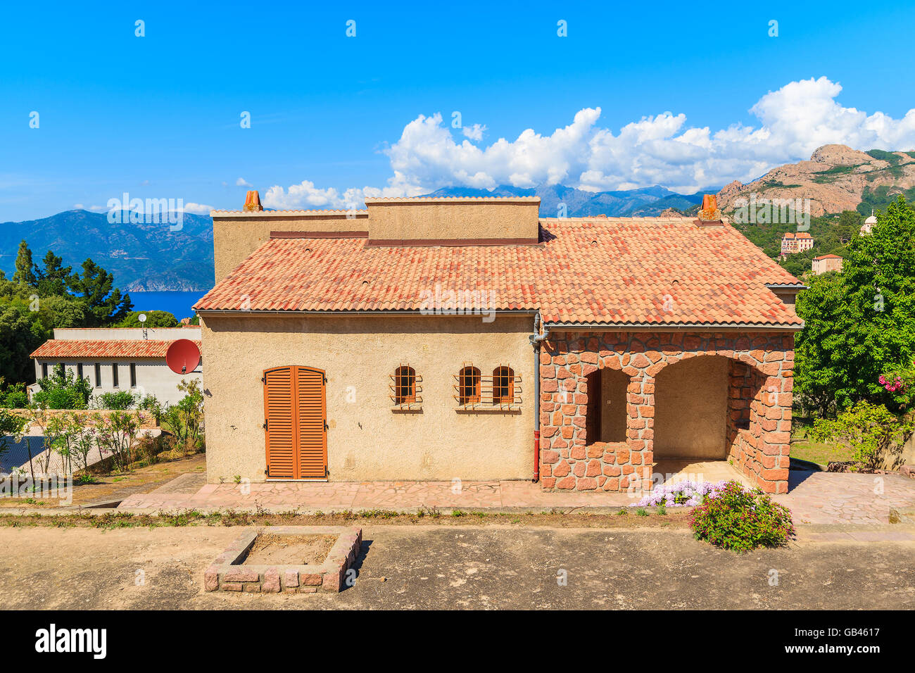 Corsos tradicionales casa construida con piedras en la Piana Mountain Village, Córcega, Francia Foto de stock