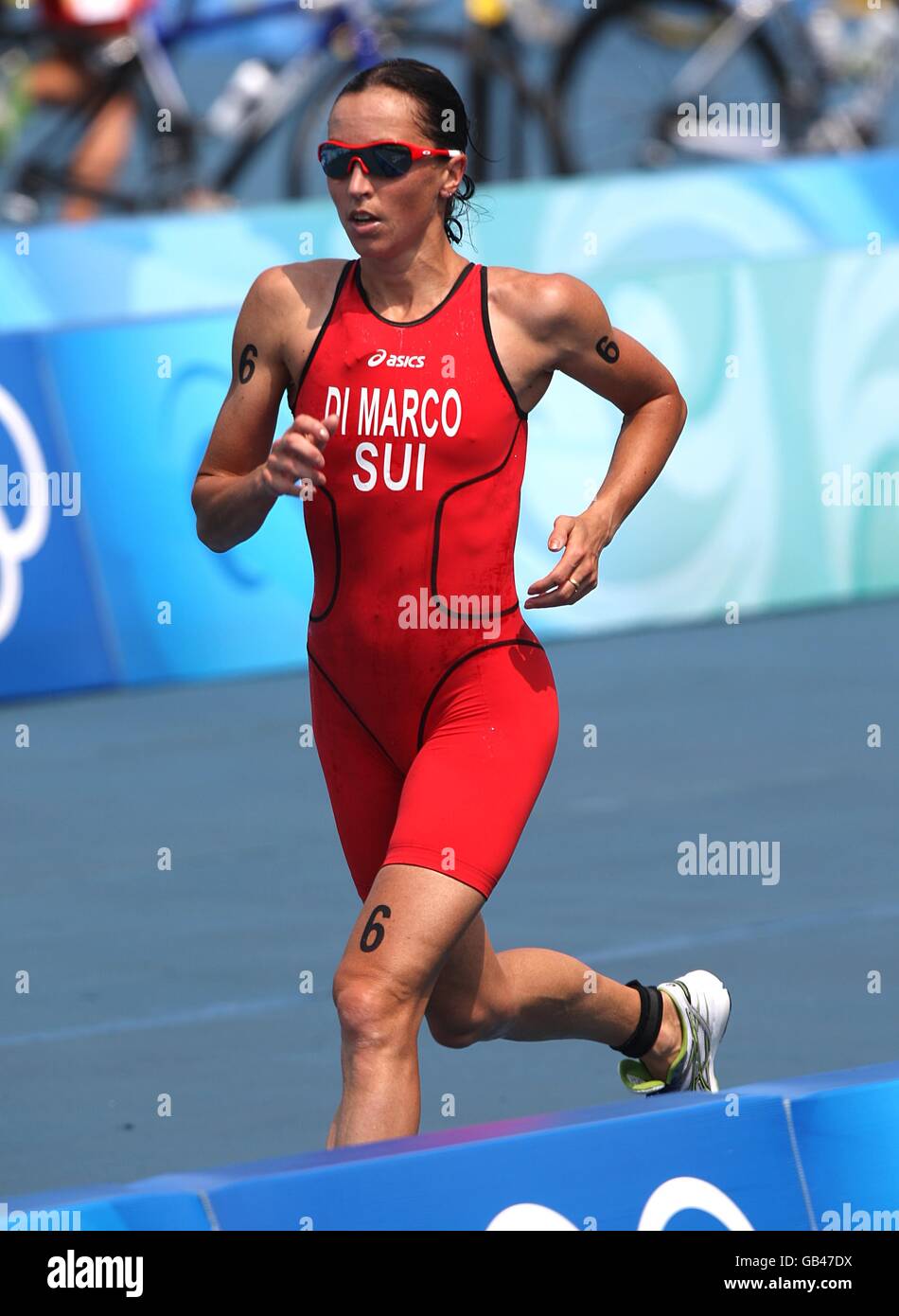 El suizo Magali Di Marco participa en la etapa de carrera del Triatlón Femenino en el embalse de la Tumba Ming en el distrito Changping del norte de Beijing el día 10 de los Juegos Olímpicos de 2008 en Beijing. Foto de stock