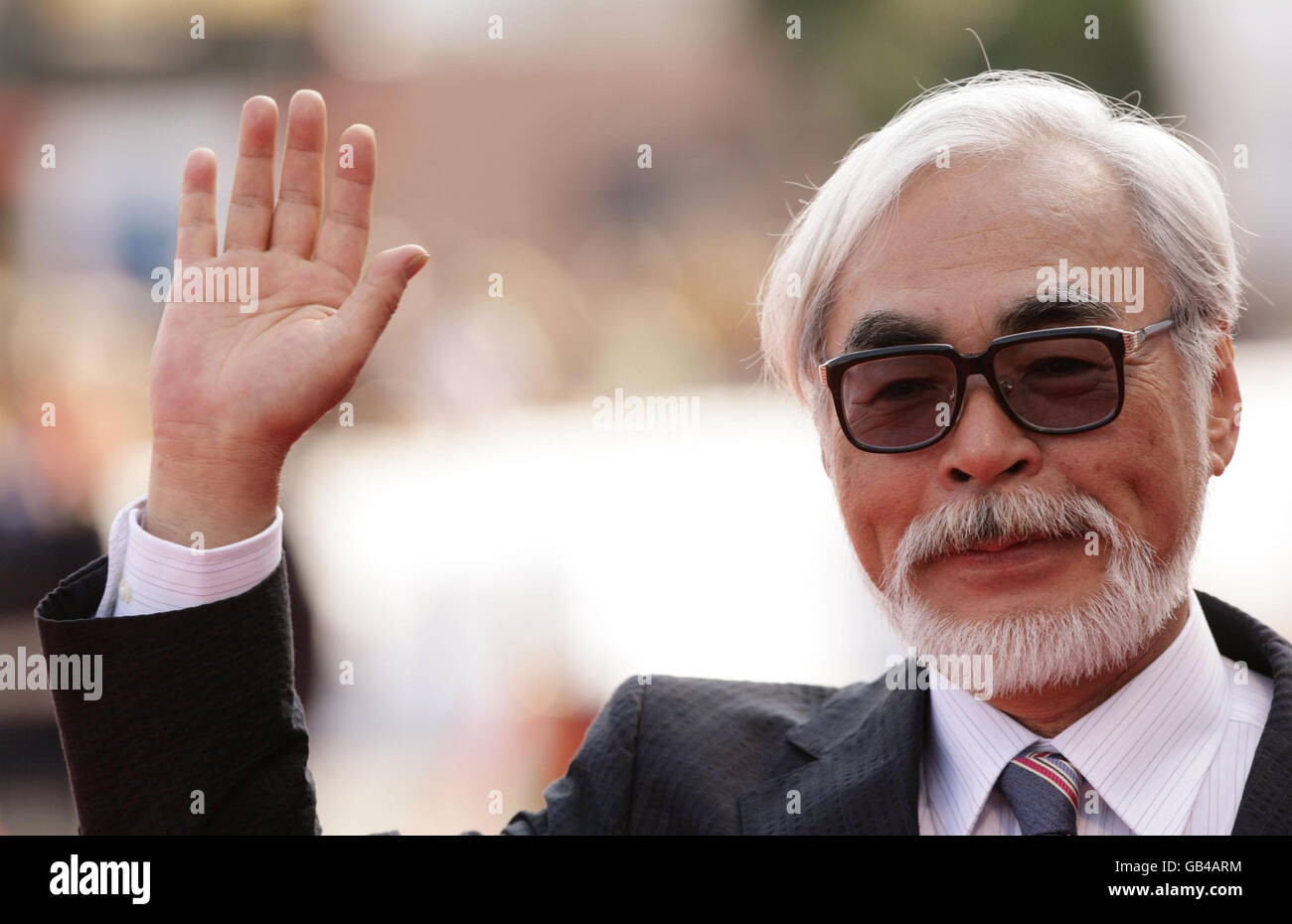 El director japonés Hayao Miyazaki llega para el estreno de 'Ponyo on the Cliff by the Sea', en el Palazzo del Cinema en Lido de Venecia, Italia, durante el Festival de Cine de Venecia 65th. Foto de stock