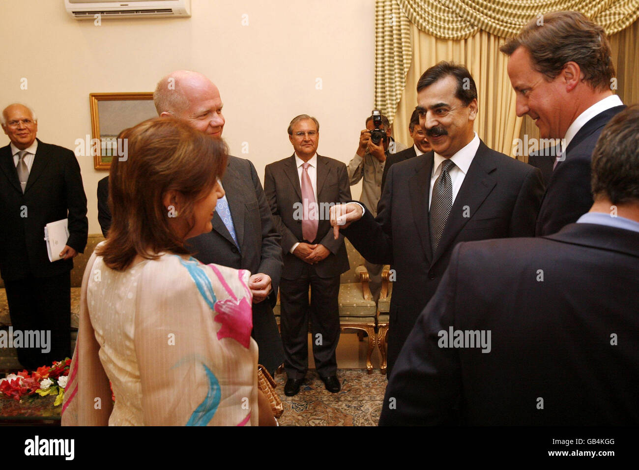 El líder del Partido Conservador David Cameron (derecha) presenta al primer ministro paquistaní, Yousuf raza Gilani, a la ministra de Cohesión en la sombra, la baronesa Sayeeda Warsi (más cercana a la izquierda) y al Secretario de Asuntos Exteriores en la sombra, William Hague, en la Casa del primer ministro en Islamabad, Pakistán. Foto de stock