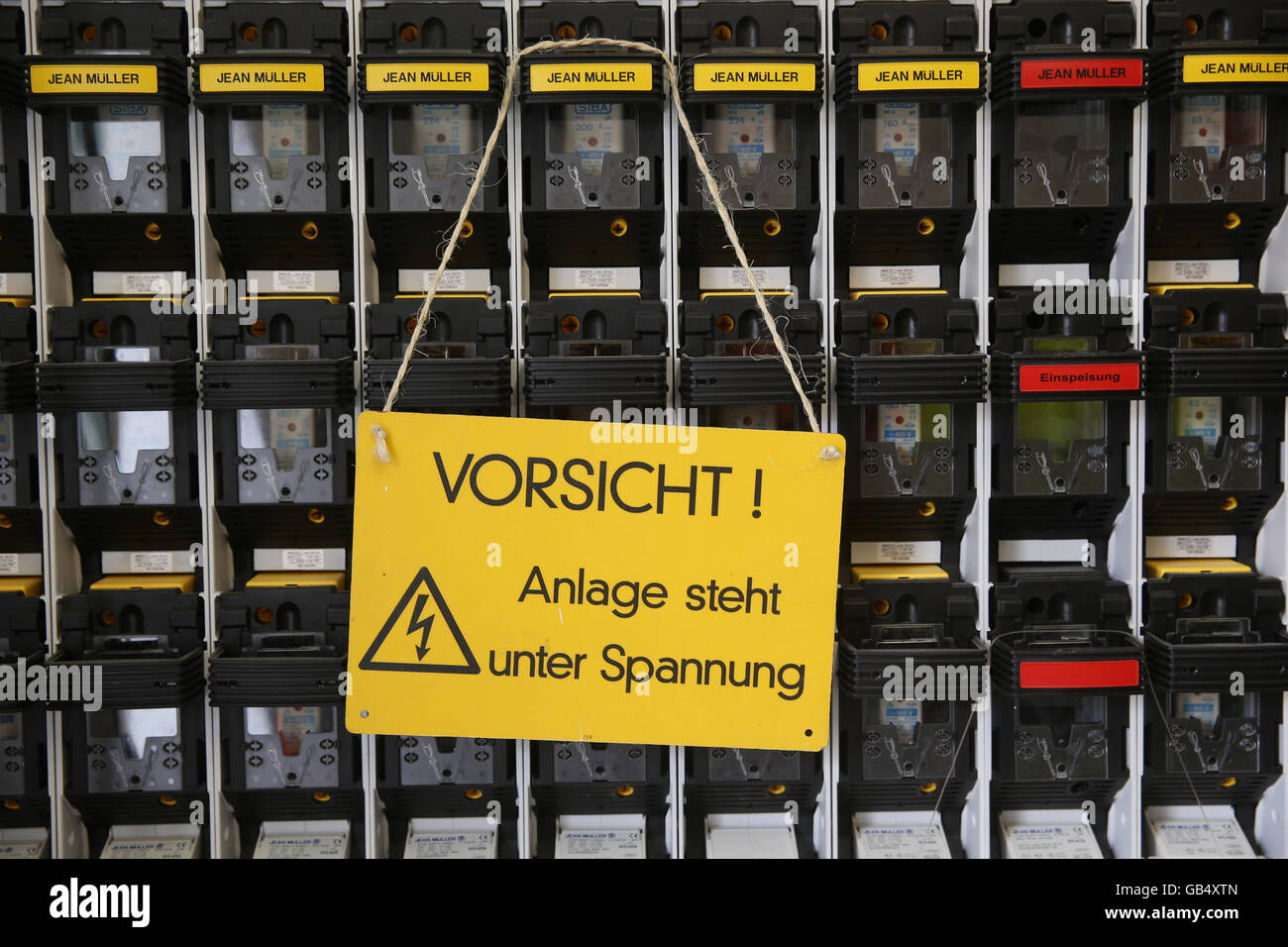 Señal de advertencia, precaución está bajo tensión del sistema el panel eléctrico, Alemania Foto de stock