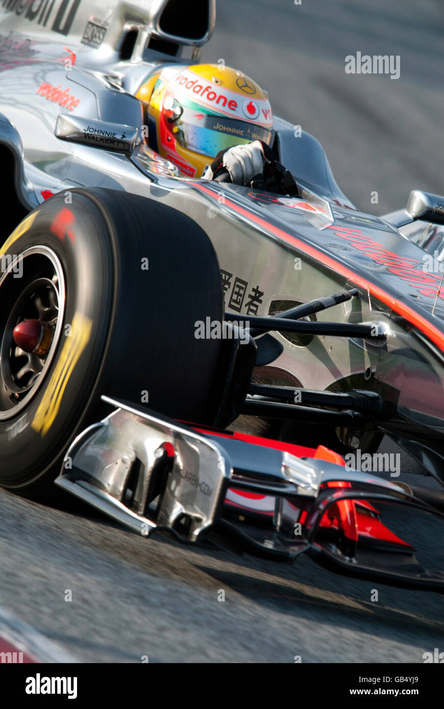 El piloto británico Lewis Hamilton conduce su McLaren-Mercedes MP4-26 coche, deportes de motor, la Fórmula 1 en el circuito de pruebas Foto de stock