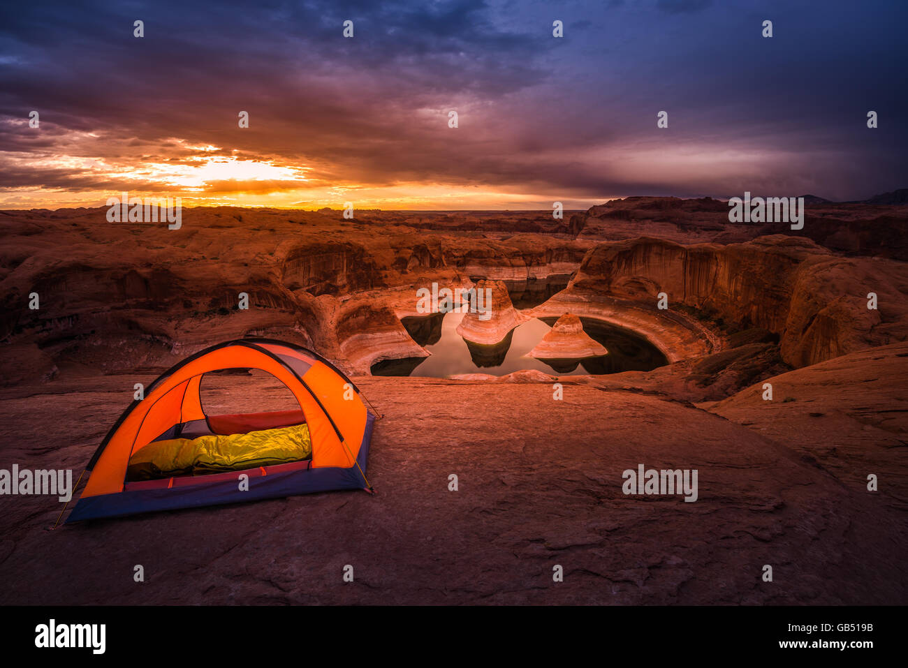 Pequeña tienda Orange Lake Powell reflexión Canyon hermoso amanecer de Viaje de EE.UU. Foto de stock