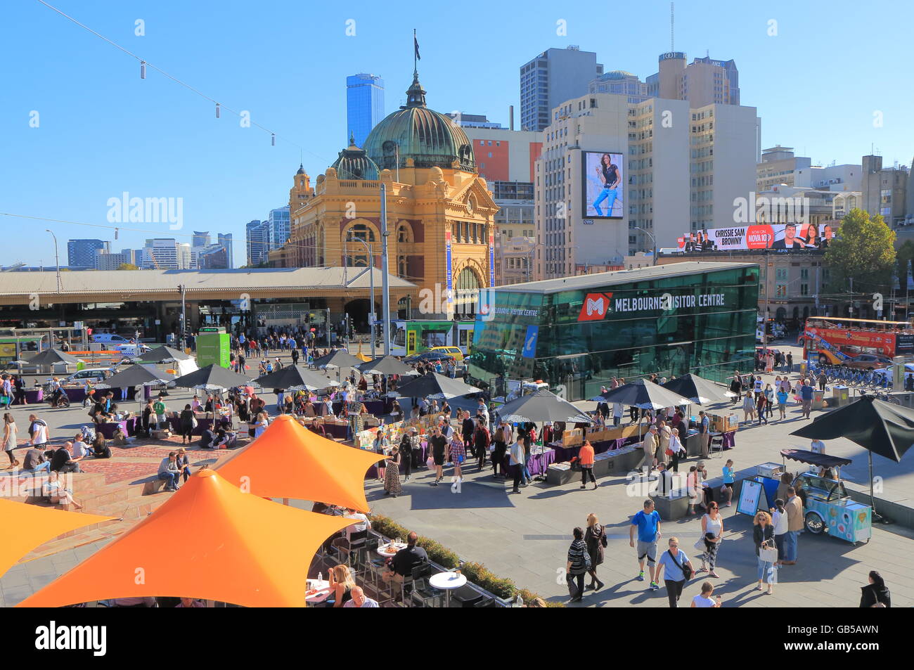 Paisaje urbano de Melbourne con la estación de tren de Flinders Street y la Plaza de la Federación. Foto de stock