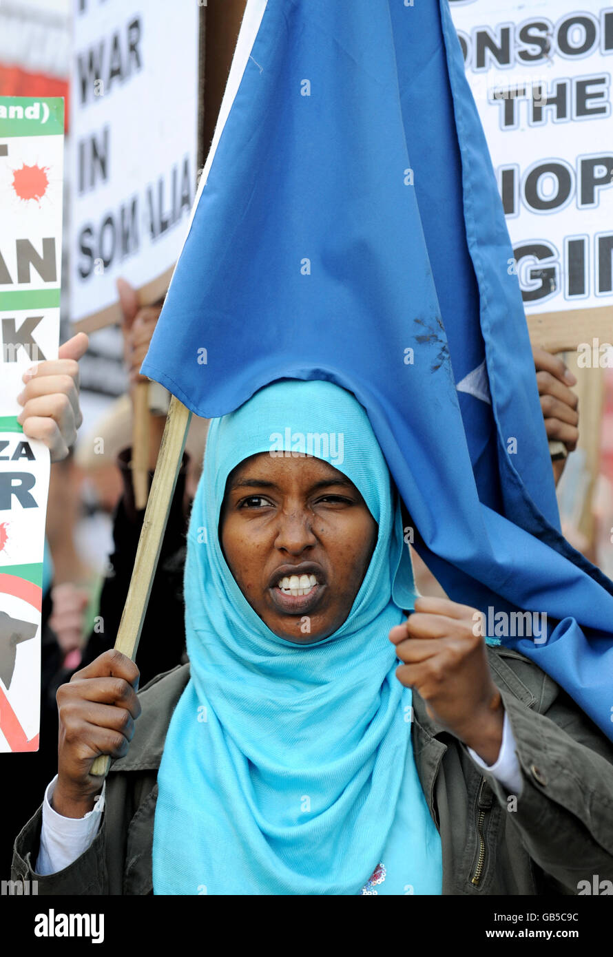 Una mujer participa en una protesta contra la guerra en Manchester Foto de stock