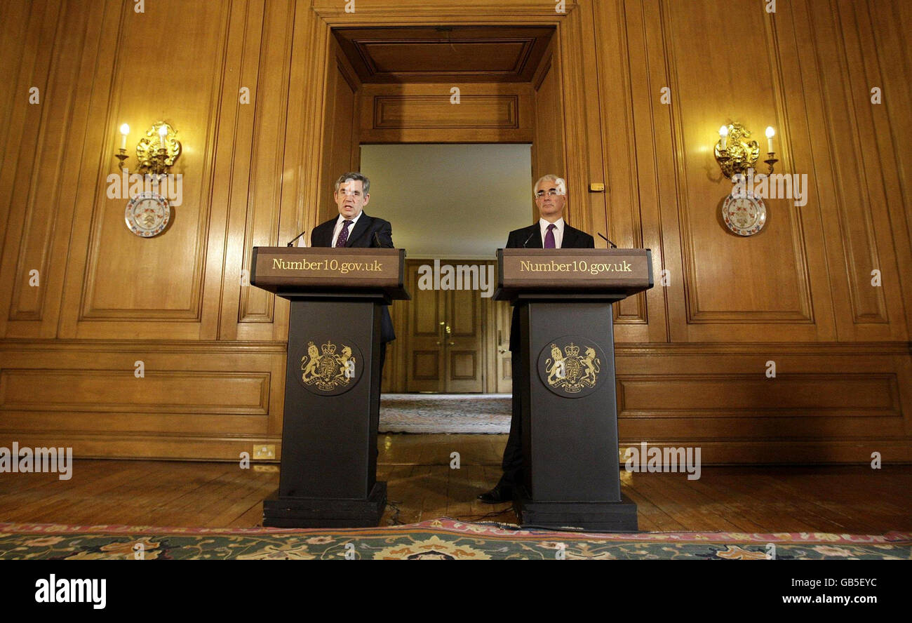 El Primer Ministro Gordon Brown (izquierda) y el Canciller Alistair Darling hablan durante una conferencia de prensa en 10 Downing Street, Londres. Foto de stock