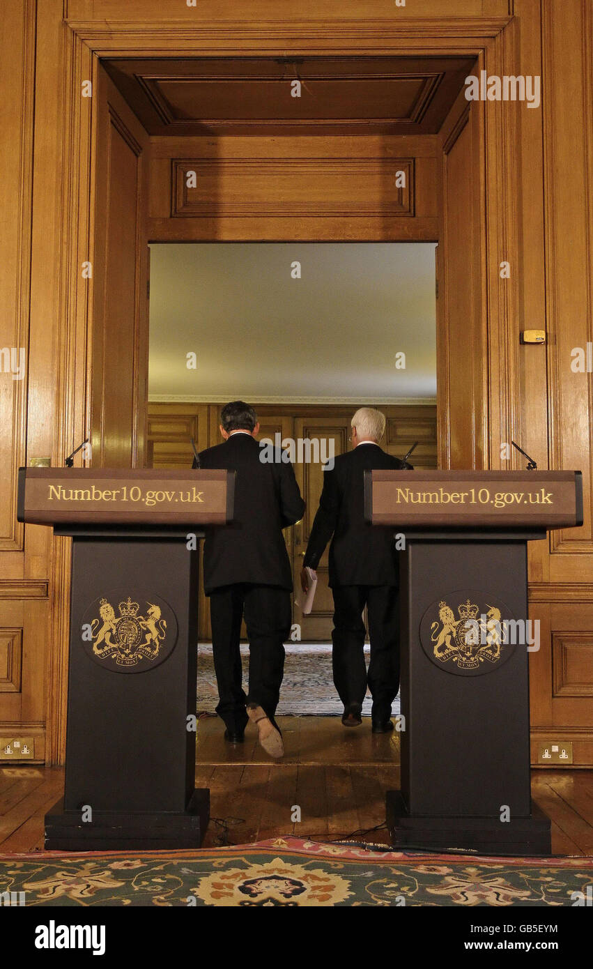 El primer ministro Gordon Brown y el canciller Alistair Darling después de su conferencia de prensa en 10 Downing Street, Londres. Foto de stock