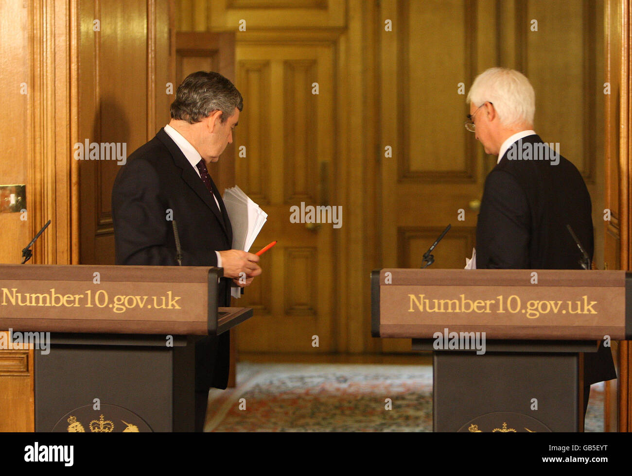 El primer ministro Gordon Brown (izquierda) y el canciller Alistair Darling durante una conferencia de prensa en 10 Downing Street, Londres. Foto de stock