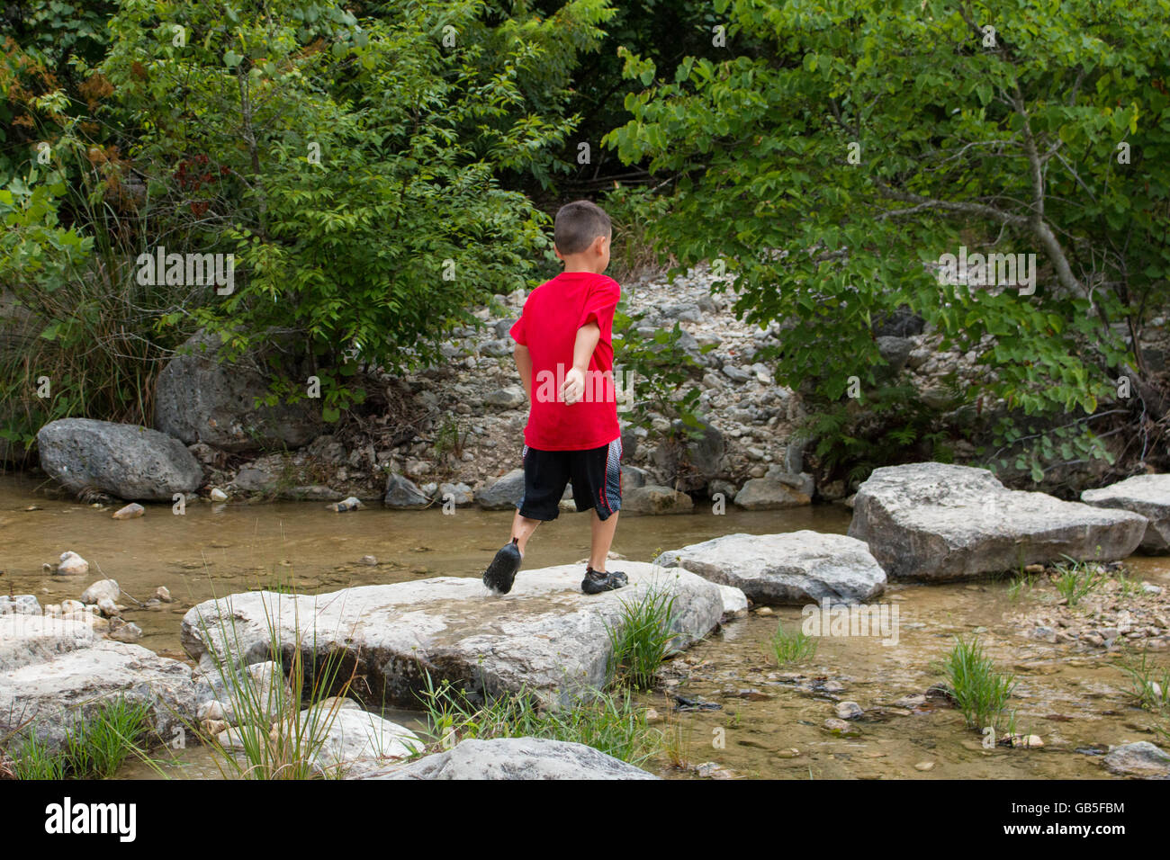 Chico cruza Creek en el Area Natural Estatal Lost Maples- Vanderpool, TX, EE.UU. Foto de stock