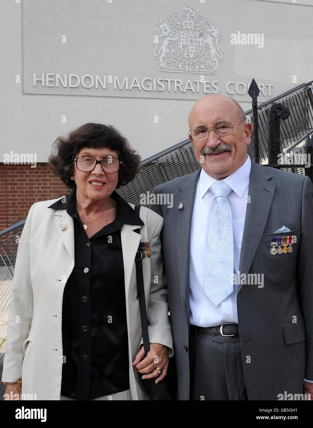 Rita y Tom Glenister, que se han negado a pagar parte de su impuesto del consejo como protesta contra el costo de los Juegos Olímpicos, en las afueras del Tribunal de magistrados de Hendon, en el norte de Londres. Foto de stock