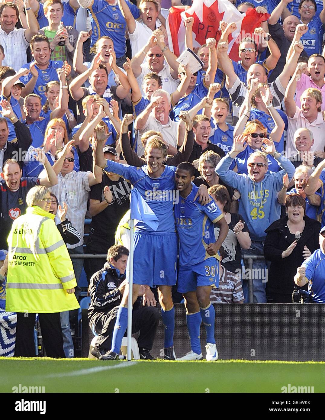 Fútbol - Barclays Premier League - Portsmouth v Tottenham Hotspur - Fratton Park. Peter Crouch de Portsmouth (izquierda) celebra su segundo gol con Armand Traore. Foto de stock