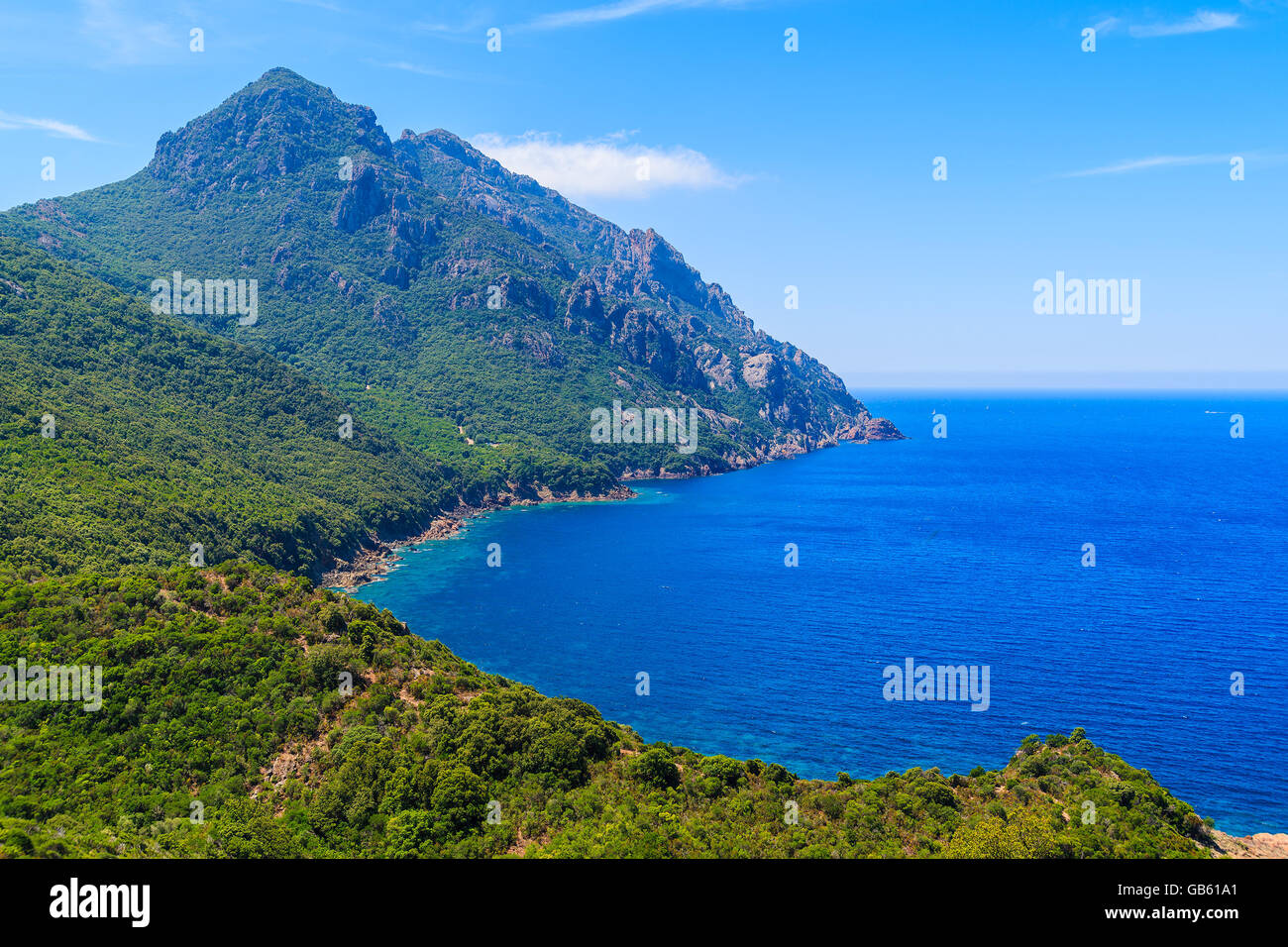 Una vista de la bahía con el verde paisaje de montaña en la isla de Córcega, Francia Foto de stock