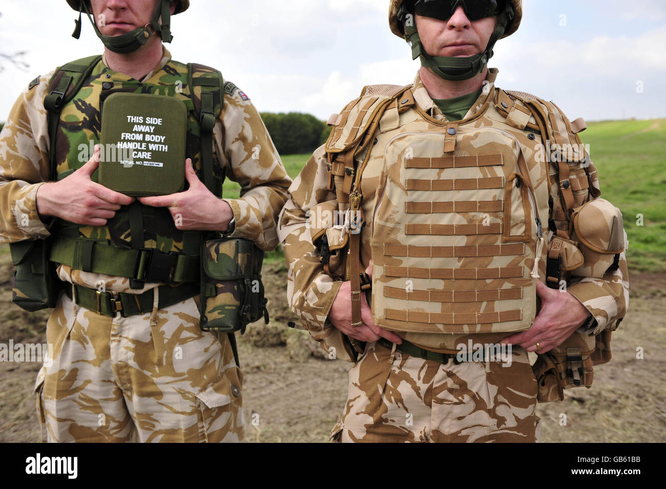 Una comparación de la ropa del ejército británico y la armadura del cuerpo.  A la izquierda está un soldado que lleva aparejos emitidos antes de 2003,  incluyendo el pequeño plato de armadura