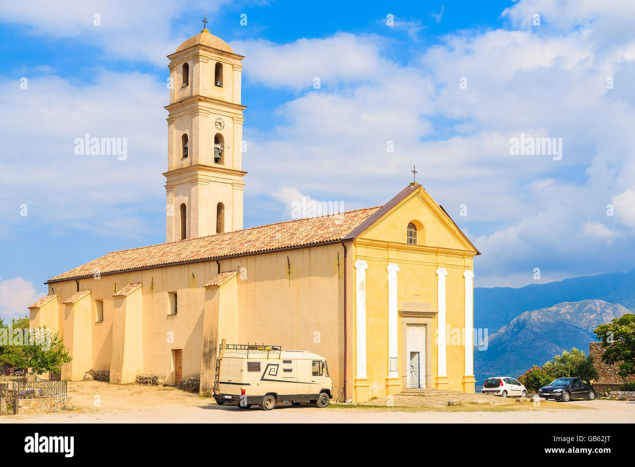 Iglesia en la aldea de montaña de Sant Antonino, Córcega, Francia Foto de stock