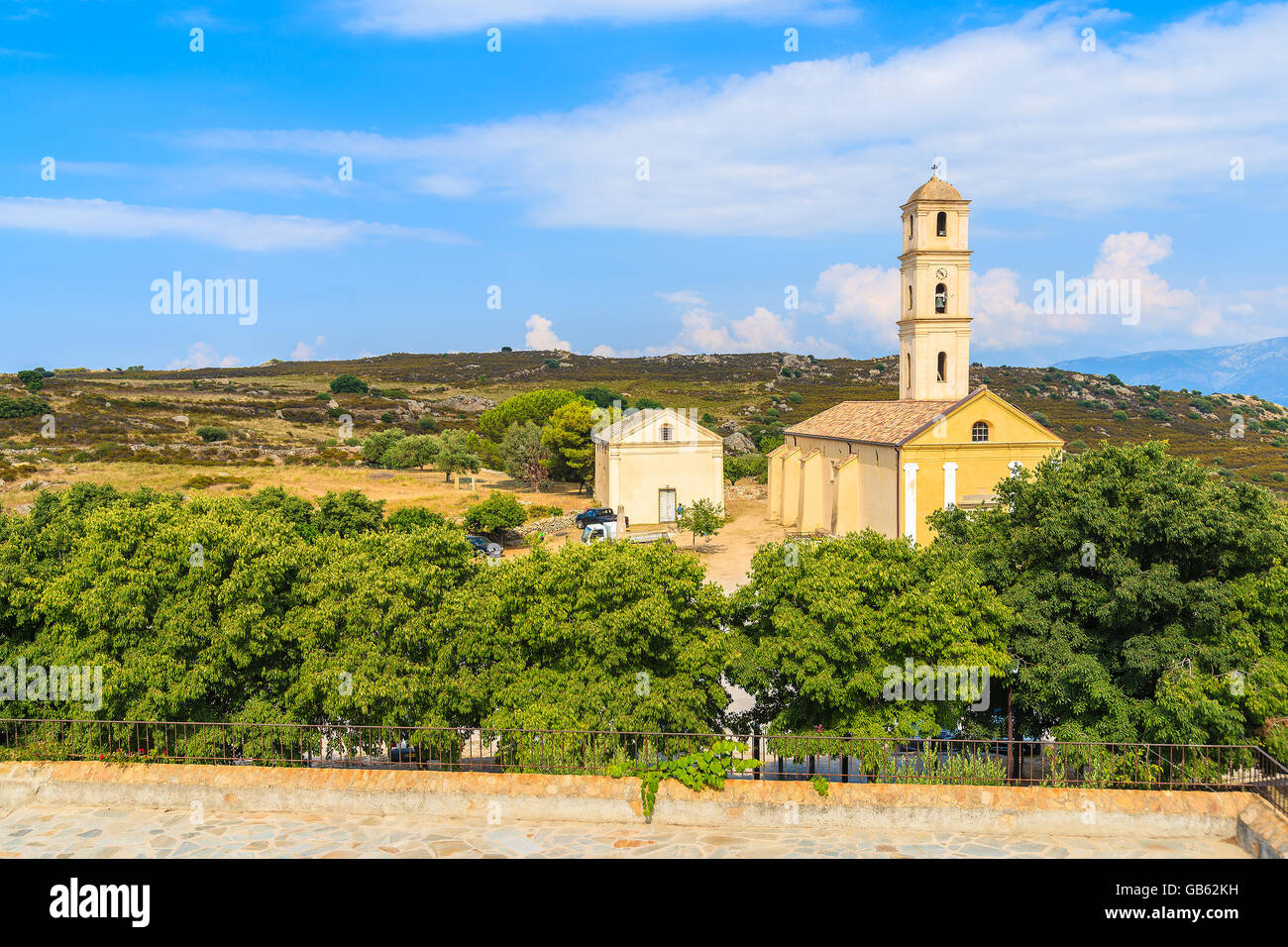 Iglesia en la aldea de montaña de Sant Antonino, Córcega, Francia Foto de stock