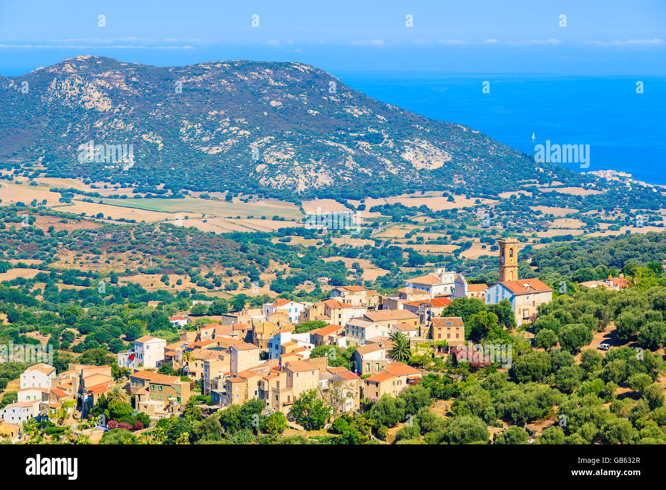 Una vista del pueblo de montaña Corbara en la costa de la isla de Córcega, Francia Foto de stock