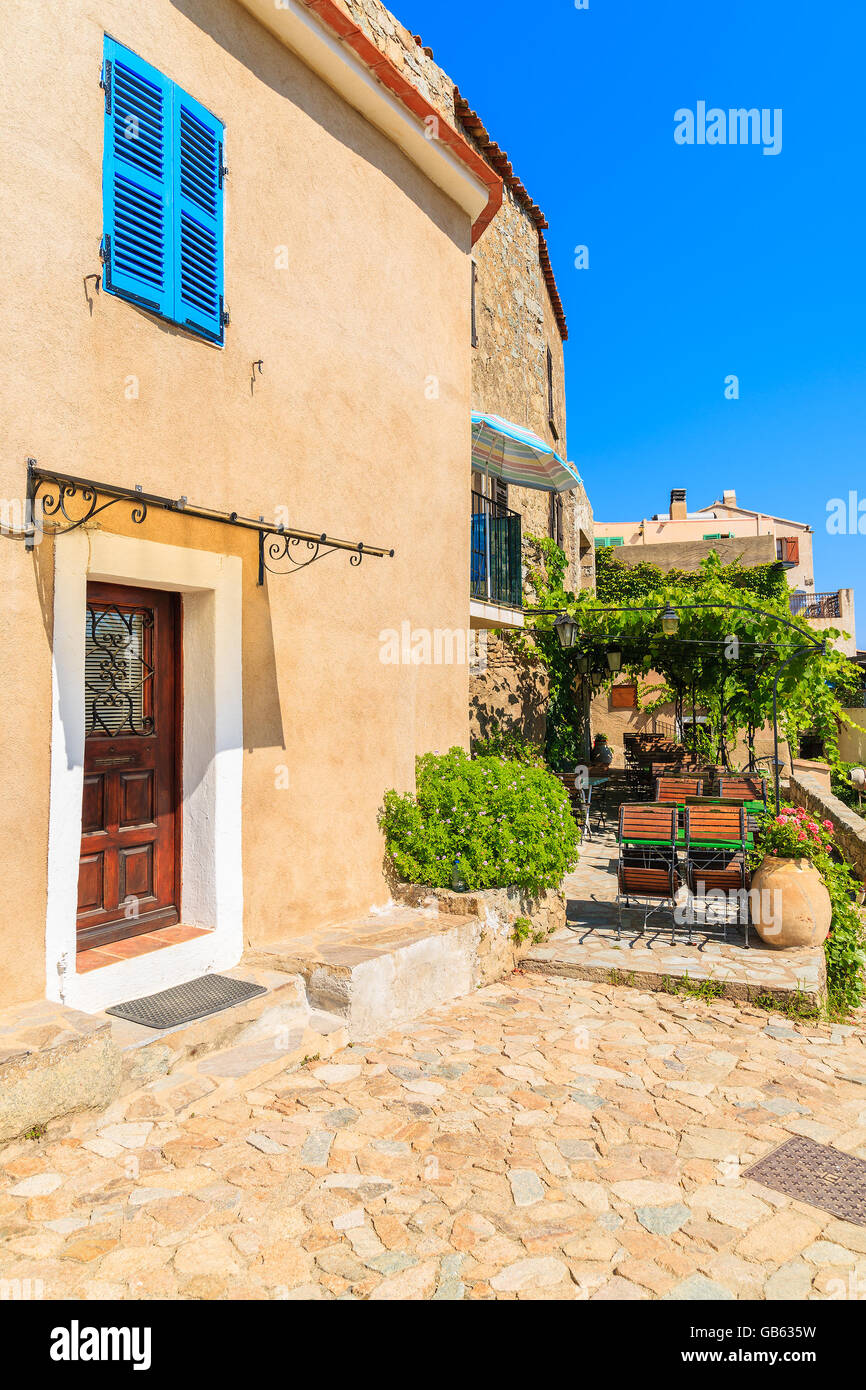 Casas en la calle Corso típica aldea de montaña de Sant Antonino, Córcega, Francia Foto de stock