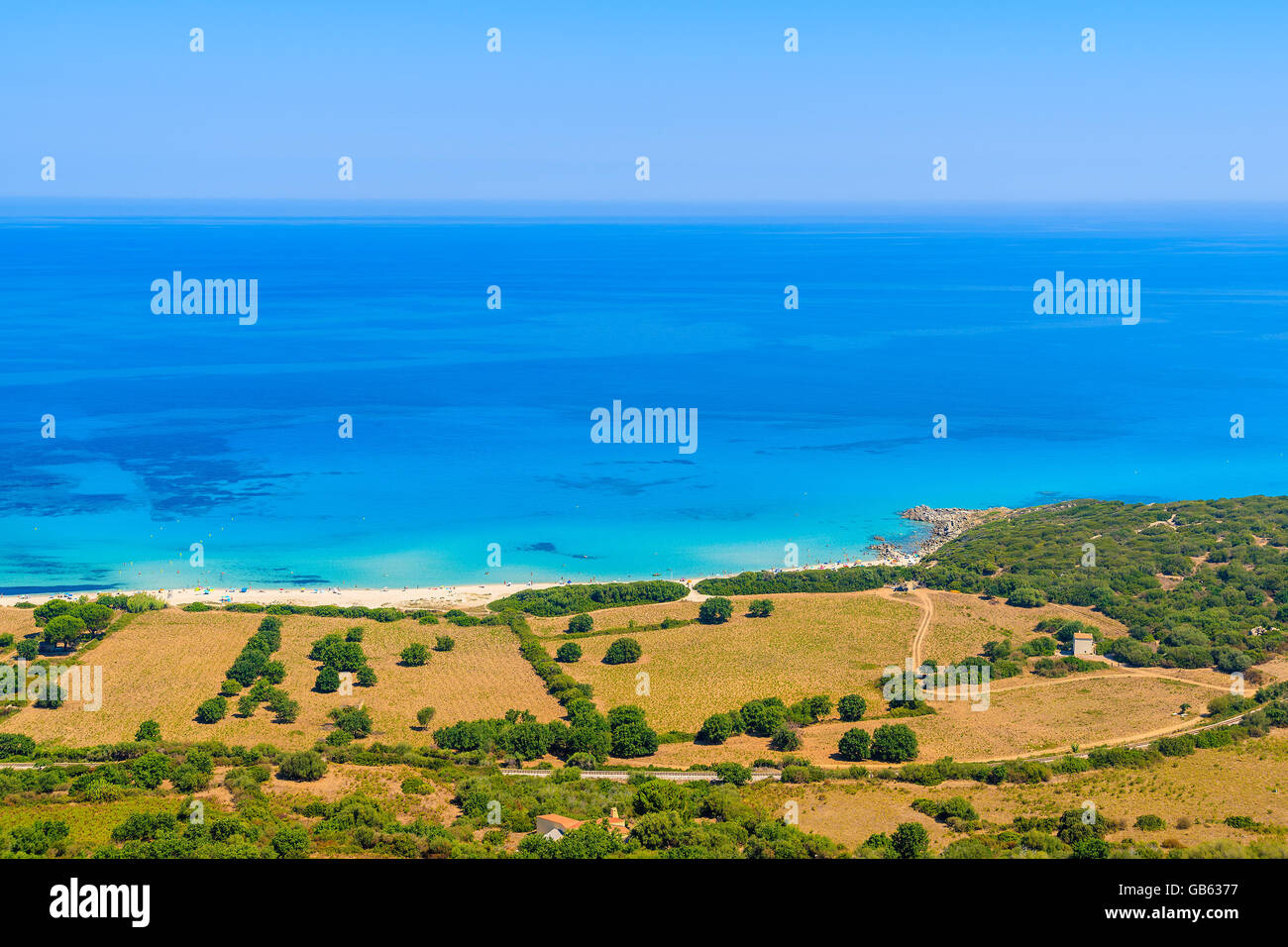 Una vista de Bodri playa y mar azul, la isla de Córcega, Francia Foto de stock
