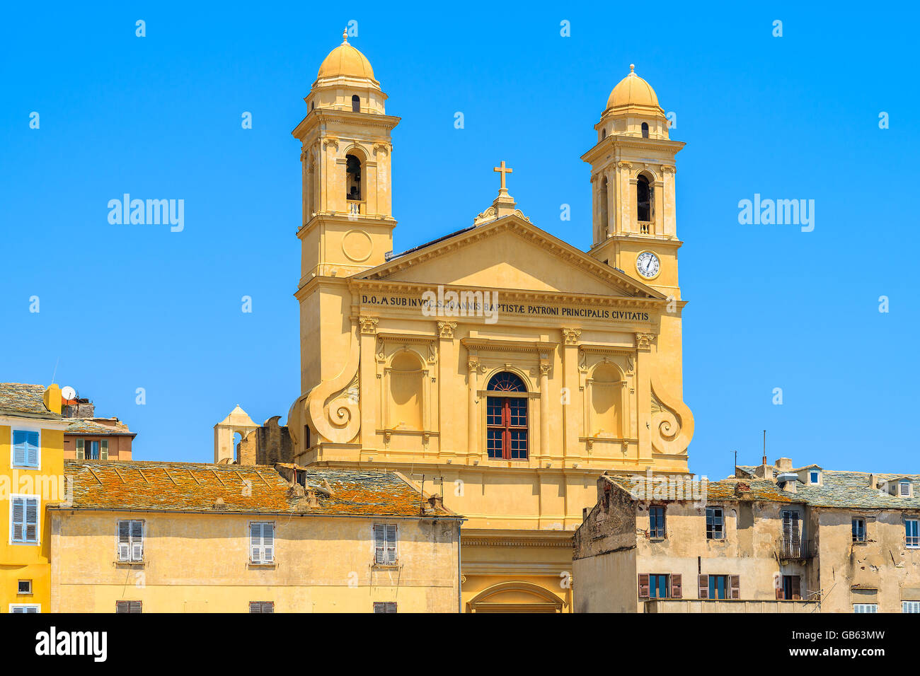 La torre del edificio de la catedral en el puerto de Bastia, Córcega, Francia Foto de stock