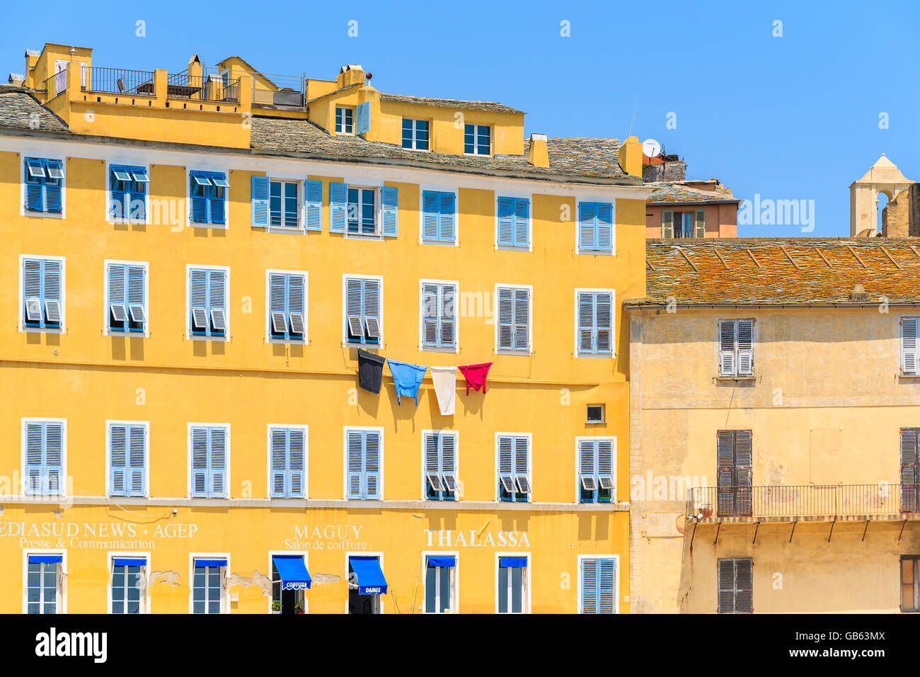 Puerto de Bastia, Córcega - Jul 4, 2015: Servicio de lavandería colgando de una típica fachada de casa corsa en Bastia puerto, que es uno de los Foto de stock