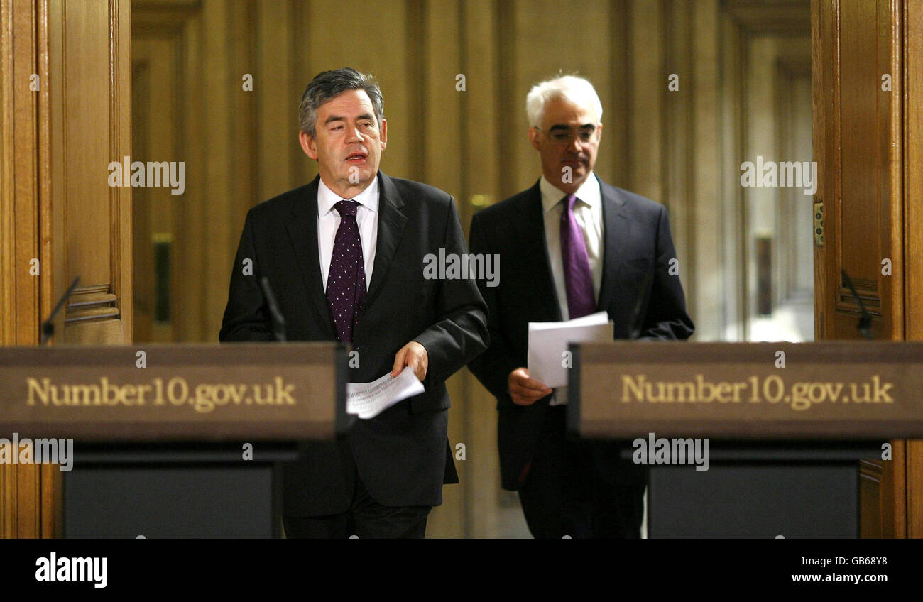 El primer ministro Gordon Brown (izquierda) y el canciller Alistair Darling durante una conferencia de prensa en 10 Downing Street, Londres. Foto de stock