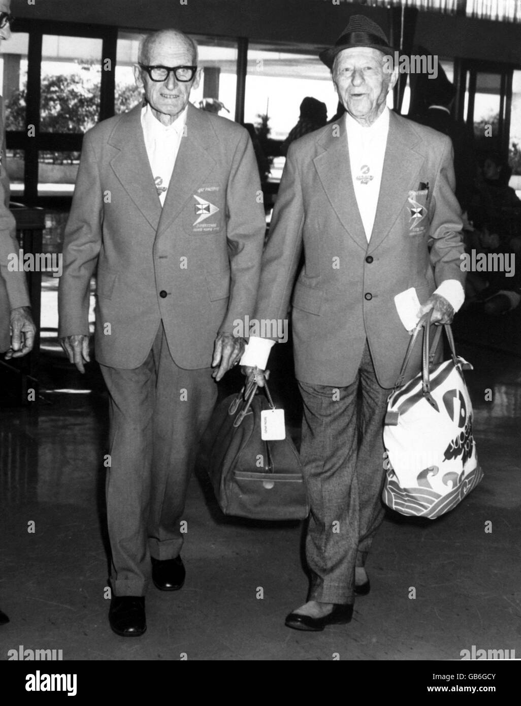 (L-R) antiguos muletas de prueba Harold Larwood y Bert Oldfield, parte de la fiesta australiana Superstars, a su llegada al aeropuerto Foto de stock