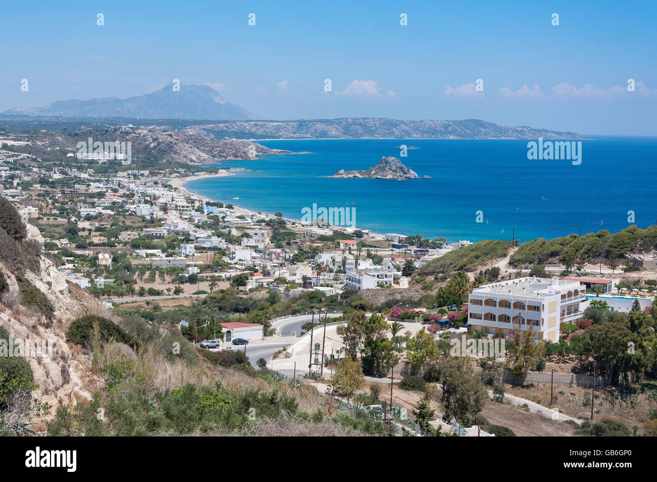 Vista de la Bahía de Kamari de Kefalos Town, Kos (COS), el Dodecaneso, región sur del Egeo, Grecia Foto de stock