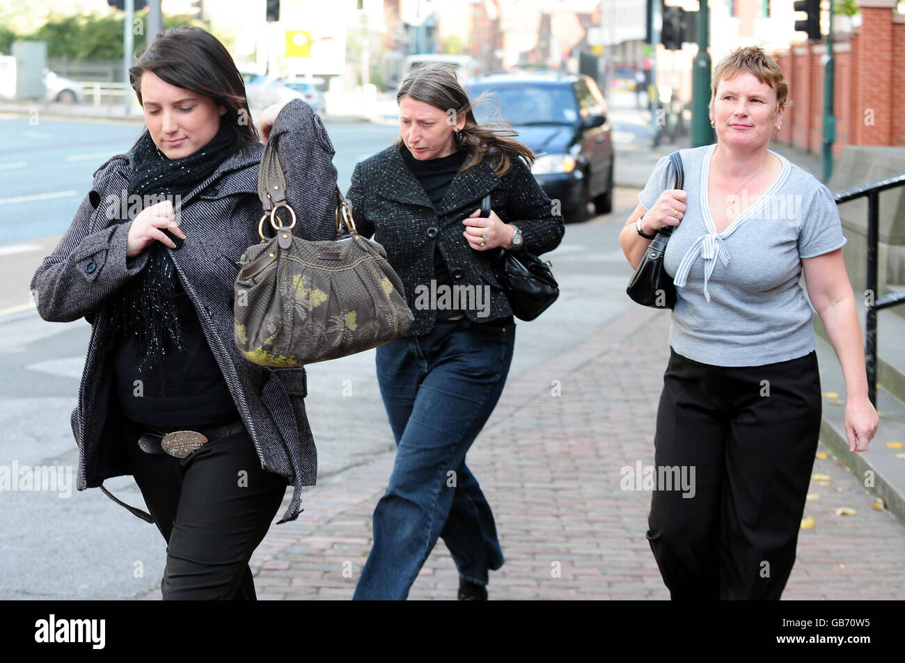 La madre Jeannie (derecha) y la hija Janine Fearick, saliendo del Tribunal de la Corona de Nottingham acusadas de robar la pensión del ejército del soldado de 19 años Andrew Cutts, quien fue asesinado en Afganistán en agosto de 2006. Foto de stock