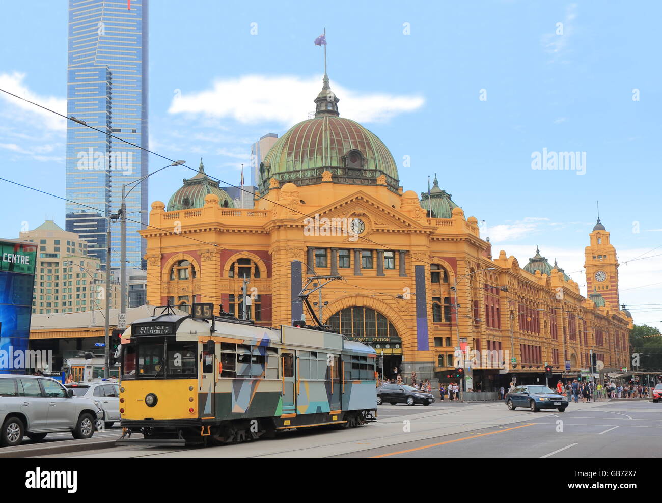 Tranvía de Melbourne y de la estación de Flinders Street en Australia Foto de stock