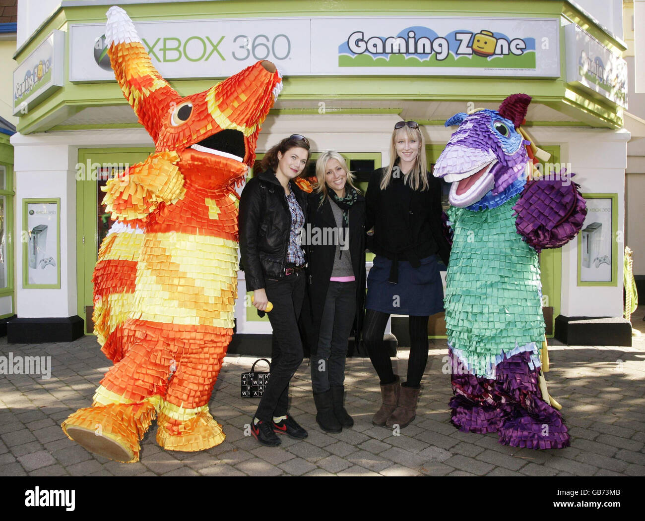 De izquierda a derecha) Jasmine Guiness, Nicole Appleton y Judy Parfitt  posando con personajes del videojuego Viva Pinata durante el lanzamiento de  la Xbox 360 Gaming Zone en Legoland, en Windsor Fotografía