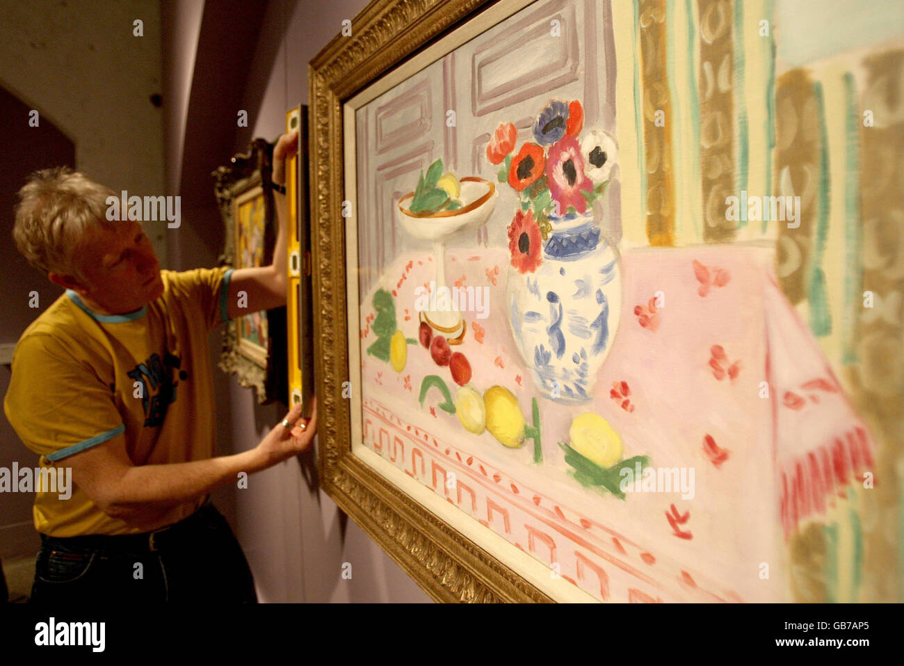 Un técnico de exhibición con la pintura 'El mantel rosa' de Henri Matisse durante una exhibición de impresionismo en Escocia. Foto de stock