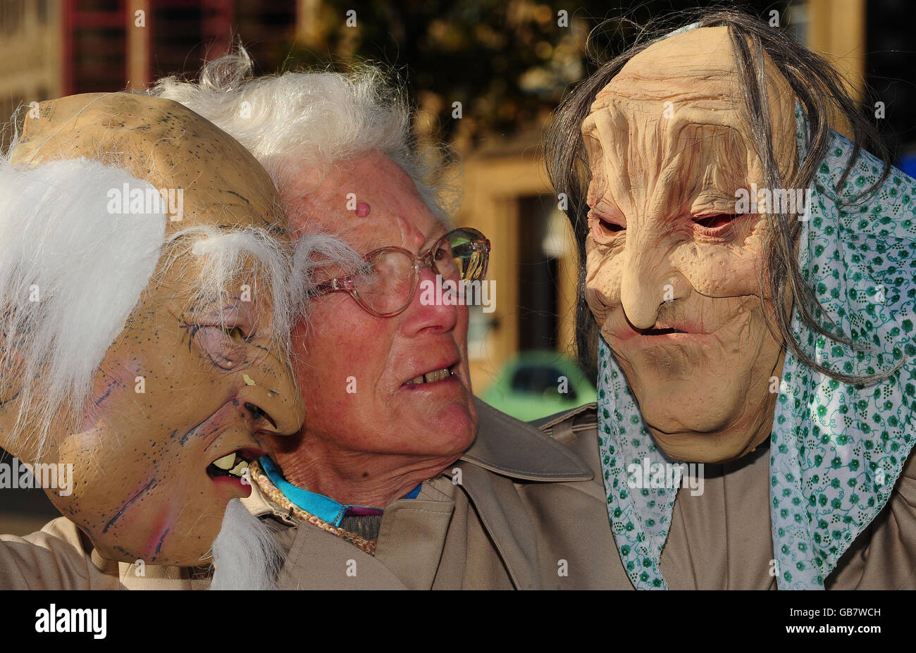 Erica Marston, de 88 años, con dos máscaras de "pensionista" a la venta en  Woolworthes, que han sido condenadas como "muy inapropiadas" y  discriminando a los ancianos, por el político Liz Lynne,