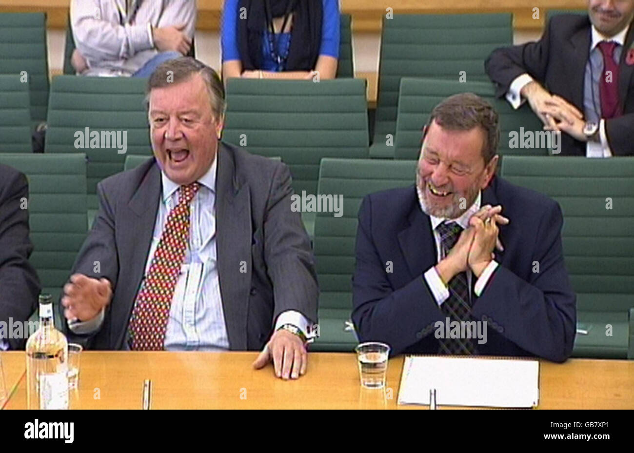 Kenneth Clarke (izquierda) y David Blunkett, ex Secretario del Interior, se ríen durante una reunión del Comité Selecto de Administración Pública sobre 'Buen Gobierno' en la Cámara de los Comunes, Londres. Foto de stock