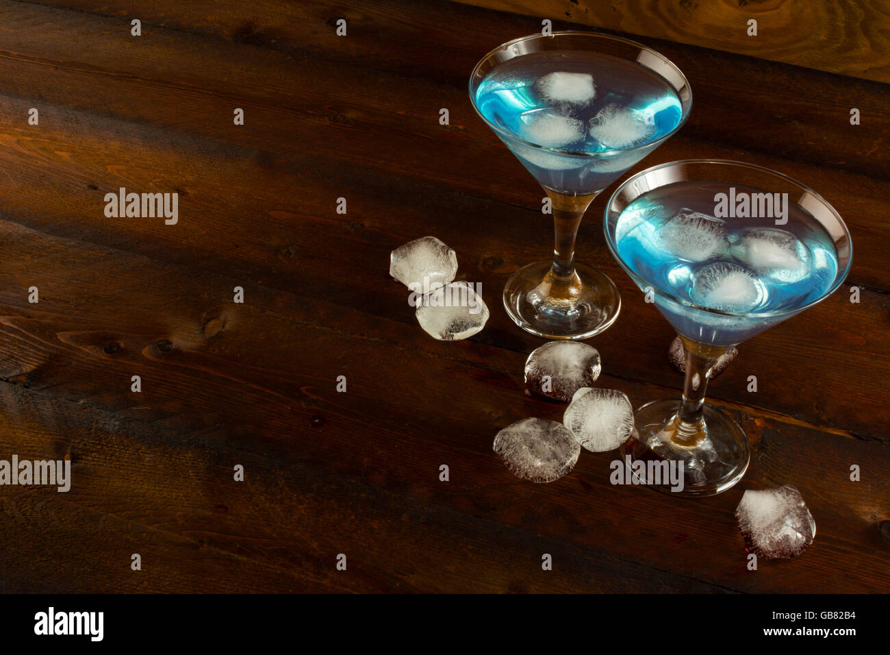 Cóctel con hielo azul, copie el espacio. Blue Martini. Blue Hawaiian