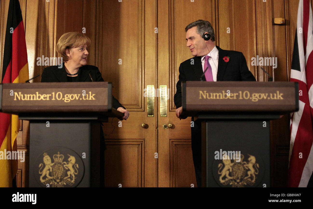 La canciller alemana Angela Merkel (izquierda) habla en una conferencia de prensa con el primer ministro Gordon Brown en 10 Downing Street, Londres. Foto de stock