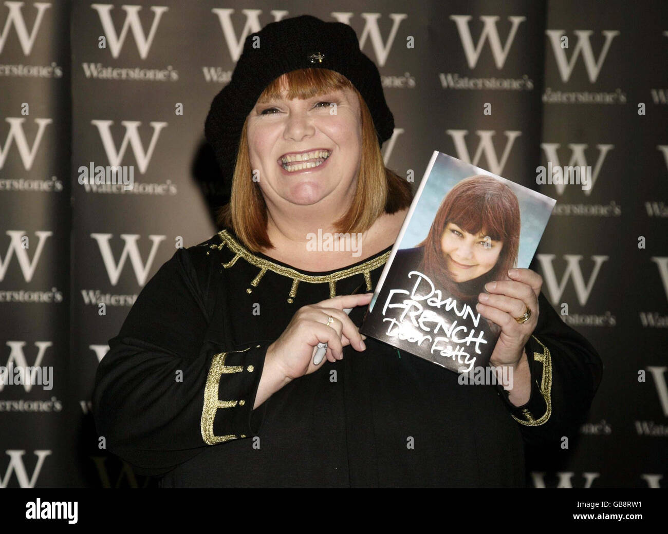 Dawn French durante una sesión de firma de libros para su autobiografía 'Dear fatty', en Waterstone's en Piccadilly, en el centro de Londres. Foto de stock