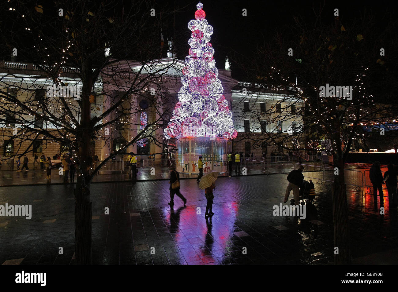 Una visión general del nuevo árbol de Navidad de Dublín, que se ha encendido tres semanas a principios de este año en un intento de generar comercio en el centro de la ciudad en el período previo a la Navidad. Foto de stock
